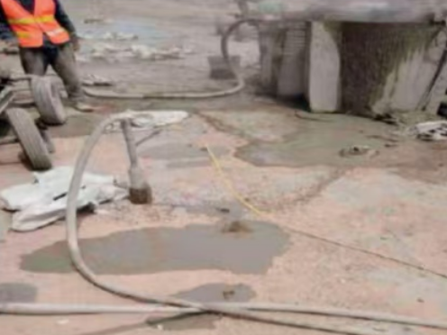 治多水泥混凝土路面板底注浆技术 路面脱空注浆整治方案